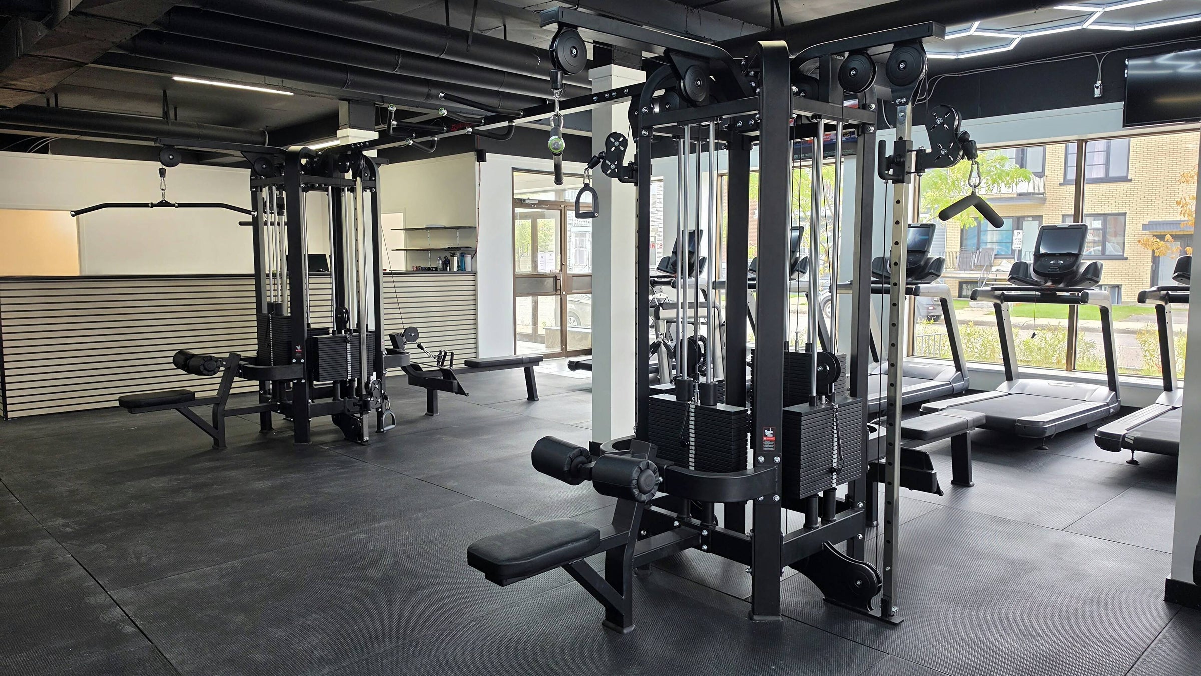 Vue intérieure de District Gym : stations de musculation et zone cardio